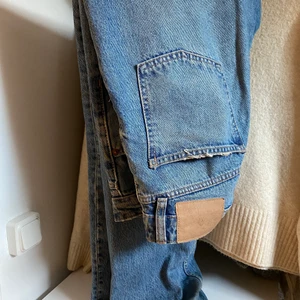 ZARA jeans - Zara jeans i strl 36/38, använd fåtal gånger alltså bra skick💕