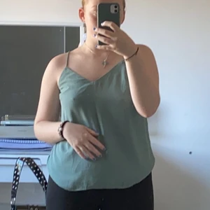 Blus - Här är en blus som jag har använt en gång, det är inget som jag använder men annars är det en fin färg och den är ganska skön. -Man får betala för frakten själv