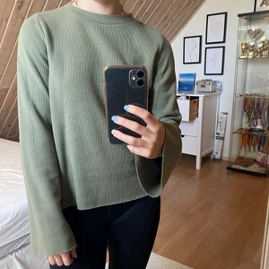 Grön stickad tröja  - Grön stickad tröja med lös passform och visa armar! Hör av er vid eventuella frågor elle tim ni vill ha fler bilder💖