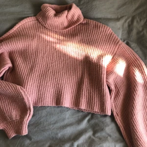 Rosa tröja från monnki strl XS - Jättefin tröja från Monki. Är kroppad och är perfekt till hösten!🍂 Knappt använd. Köparen står för frakten, budgivning i komentarerna❤️