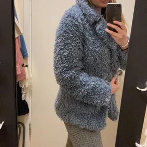 Gosig blå jacka  - Fin jacka som jag använt fåtal gånger, storlek XS men skulle säga att den är mer som en S. Två större fickor där fram.