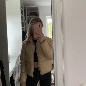 Höstjacka från na-kd - Superfin höstjacka från na-kd, varm o bra längd! Knappt använde, säljer då den inte kommer till användning 