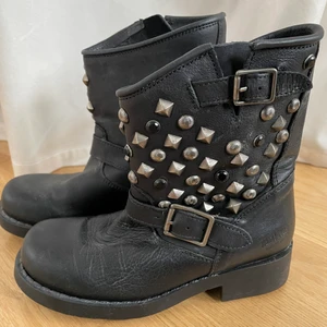 Johnny Bulls boots - Boots med nitar från Johnny Bulls, de är storlek 36 men passar mig som har storlek 37!! Bra skick men lite smutsiga, dock inget som inte går att skrubba bort. Perfekta nu till hösten👌