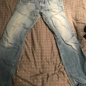 Jack and Jones  - Mina Jack and Jones jeans men lite fläckar och ett hål längst ner vilket inte syns då dom är väldigt långa 