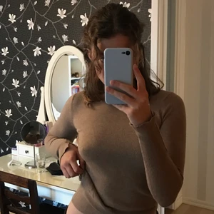 Stickad tröja - Super fin, fin stickad tröja från Zara. Passar perfekt nu till hösten, speciellt den bruna/beiga färgen! Köpt för ca 1 år sedan, men har använts 3-4 gånger. Är i bra skicka och sitter så snyggt. Har små guldknappar och en liten slits, längst ut på ärmarna. Skriv för fler bilder eller vid frågor🤍🤎🌞