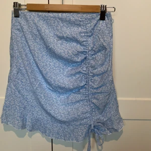 Kjol säljes från Shein - Kjol från SHEIN i storlek S (34). Aldrig använt då den var för liten. Jättefin och väldigt tunt material(inte genomskinlig alls däremot). Perfekt till en varm sommardag. 