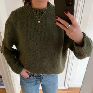 Grön stickad tröja från Zara i storlek S. Använd fåtal gånger