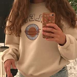 Säljer denna sweatshirt från Gina Tricot🤩💖 Den är i bra skicka men används inte längre så där av säljer jag den. Köparen betalar för eventuell frakt❤️