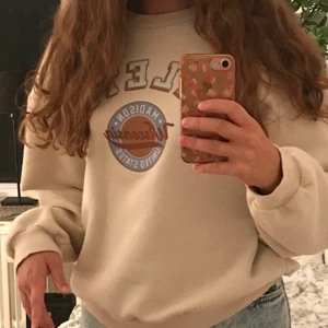 Beige sweatshirt - Säljer denna sweatshirt från Gina Tricot🤩💖 Den är i bra skicka men används inte längre så där av säljer jag den. Köparen betalar för eventuell frakt❤️