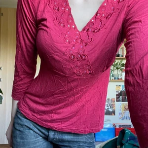 Tröja - Så fin röd tröja med broderade blommor! Frakt tillkommer💘