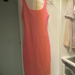 Zara klänning - Zara klänning aldrig använd. I storlek S. Tajt klänning som går till knäna med en slit där back💗