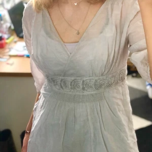 grå vintage blus - grå, tunn blus 👚 perfekt ovanför bikinin eller som vanlig blus året om. skriv för fler bilder eller frågor