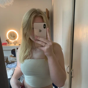 Krämvit bandeau topp - Jättefin axelfri topp, knappt använt. 