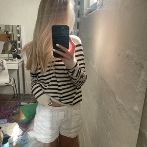 Randig finstickad tröja - Så trendig randig finstickad tröja från Zara, slutsåld <3 frakten ligger på 66kr