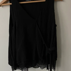 Söt blus - ÄLSKAR denna blus men den har tyvärr blivit för liten. Det är storlek M men iom knytningen i midjan passar den S också 