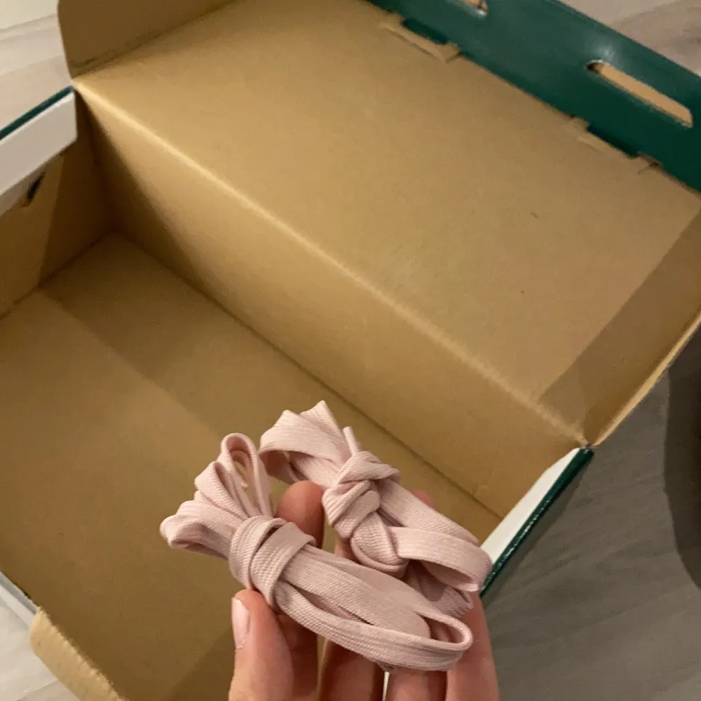 Säljer mina fina nya puma skor i strl 40,5. Köpt för 999 kr på zalando. Extra skosnören ingår. Priset gäller med frakt 🤍. Kengät.