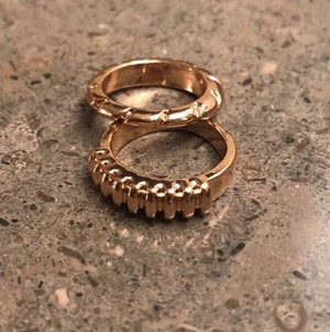 Ringar  - Jätte snygga ringar som kom i ett paket, men just dessa passade inte immig i smaken. Och därför säljer jag dom. Helt nya och bra skick. Storlek XS/S. Säljer bråde 25 och en för 15. Frakten kostar 