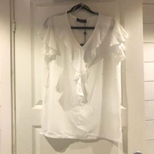 Sisters point blus - Vit blus från Sisters point. Aldrig använd med prislappen kvar. Strl L 🤍