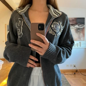 Tröja - Säljer denna super coola vintage vibes tröja som är från Tommy hilfiger. Den sitter på mig som vanligtvis har S som en M/L men tycker det är så snyggt då jag gillar oversize. Den är så beväm och perfekt nu till vintern då den är i tjockt material. Om frågor, skriv till mig privat ❤️