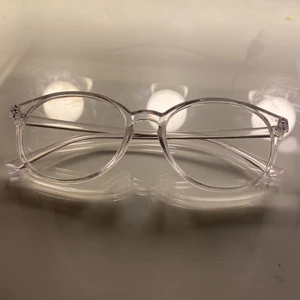 Plastglasögon  - Fake glasögon använd 3 gånger, ny pris var 34kr 