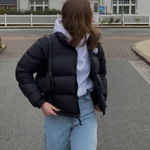 north face jacka - LÄGGER UT IGEN PGA OSERIÖS KÖPARE, SNÄLLA BUDA INTE OM DU INTE VILL HA JACKAN!!!! jag säljer nu min älskade north face jacka i barnstorlek XL men sitter precis och ser ut som dam modellen S/M. BUDA MINST 50 KR💕💕 KÖP DIREKT: 1800