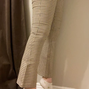 Rutiga kostymbyxor  - Ett par rutiga kostymbyxor i storleken S. Använda ett fåtal gånger så i mycket bra skick! Frakt tillkommer 