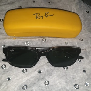Ray ban solglasögonen  - Avlånga solglasögonen från ray ban 