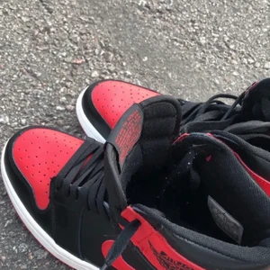 Jordans  - Lägger ut igen pga oseriösa köpare!!! Men säljer nu mina skit snygga jordans pga av att dom tyvärr har blivit lite för små. BUDA I KOMMENTARERNA!!!! (Lånade bilder från när jag köpte dom på plick)🤗❤️❤️🤗❤️ BOX MEDFÖLJER. Skriv privat för frågor och fler bilder  
