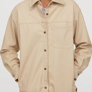 Faux leather beige skjortjacka  - En beige skjortjacka som är nästan oanvänd, så den är fortfarande i riktigt fint skick. Passar perfekt att ha på sig under hösten! Pris går att diskutera 😊