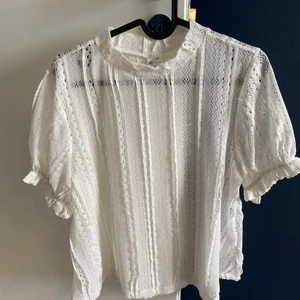 Blus  - Vit ”genomskinlig” blus från lager 157 i storlek XS/S. Nästan aldrig använd.