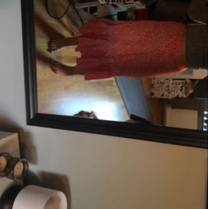 Röd prickig kjol  - Storlek M men det är lite tajt vid midjan i modellen. Det finns en dragkedja på baksidan☺️ Kjolen är köpt på shein. Aldrig ansvänts💓 ordinarie pris 119. 