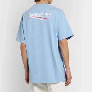 Balenciaga T-Shirt Baby Blue - Svår Collection att få tag i, köptes för 3900 förra året, använd få gånger. STORLEK: XS men det är Balenciaga så den är oversized så passar perfekt för S eller XS såklart!