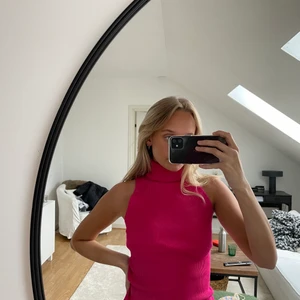 Stickad polotröja/väst - Säljer denna snygga polotröja/väst då den inte kom till användning mer än en gång för mig. Köparen står för frakten. Strl S :)