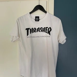 Thrasher T-shirt - Väldigt lite använd Thrasher t-shirt i storlek M! Helt fräsch, inga svettfläckar trots att tröjan är vit! Hör gärna av dig!