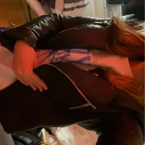 Skinn jacka  - Otroligt fin jacka som är köpt här på Plick, börjar bli lite tajt för mig. Den är st 36. Super fin