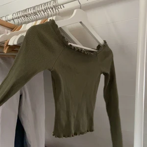 Gina tricot topp strl XS - Mörk grön topp. Bra skick, knappt använd.