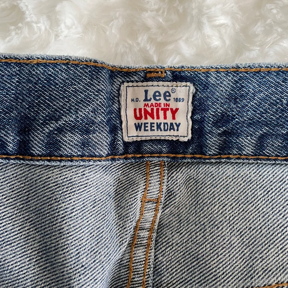 Weekday x Lee jeans, sitter ganska bagy . Jeans & Byxor.