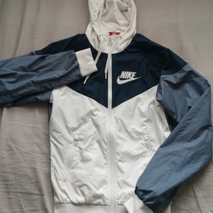Nike jacka strl xs - Säljer nu denna fina jackan som tyvärr har blivit för liten😩 i princip i nyskick och bara använd ett fåtal gånger. 350kr eller bud.  Kolla på min profil för mer kläder och smycken. 