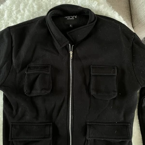 Boohoo man tröja  - Boohoo man tröja med multiple pockets 