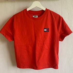 Röd Tommy hilfiger t-shirt, använd fåtal gånger. Snygg modell, lite croppad. Köpt för 500kr säljs för 250+frakt💕💕