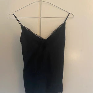 Linne, holister - Två jötte fina linnen från hollister, knappt använda då jag tycker att det sitter fel på just mig. Köpt för 510kr för ett tag sen. Köparen står för frakt. Pris kan diskuteras och kom priv för fler bilder<3 storlek s men passar allt från xs-m då de är väldigt töjbara. Köp båda för 175kr eller en för 100