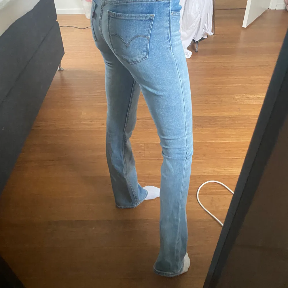 Säljer dessa super snygga levis jeans lågmidjade bootcut i XS. Jeans & Byxor.