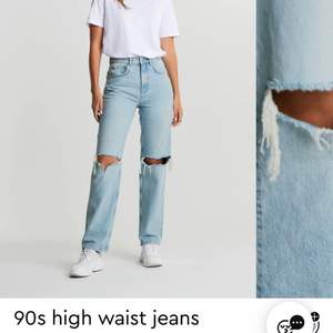 Säljer helt nya jeans från Gina Tricot med lappen kvar, nypris 499kr säljer för 350kr. Storlek 32