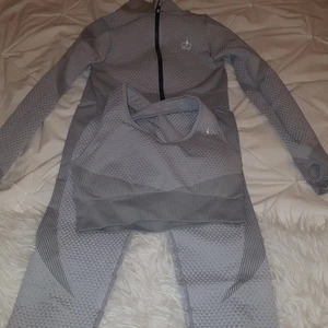 Limitless fit wear - Väldigt Fina och bekväma att bara ha på sig eller träna med. Har bars haft på mig de en gång för att tests de. Säljer både byxorna, tränings bh och koftan