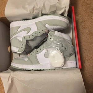 Jordan 1 High OG seafoam - Jordan 1 High OG seafoam helt DS. Fett snygg colorway men passar inte mig då de är i storlek 40. Jag är öppen för trades mot andra jordans i storlek 42.                                                   Hör av er vid intresse och kom med bud!