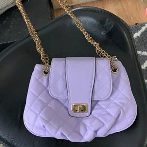 Lilla handväska - Väldigt fin Lilla handväska bra skick Inge Speciellt märke,Köparen betalar frakt