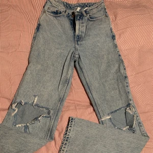 Jeans  - Snygga jeans med hål på knäna. En fin blå tvättad färg som formar kroppen huuuur snyggt som helst! Skriv för fler bilder