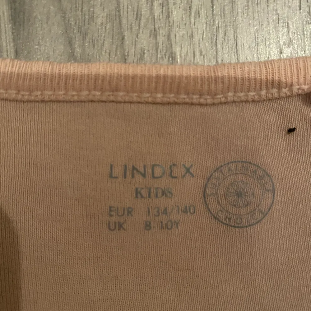 Jätte snyggt linne i rosa från Lindex säljer endast för att det har blivit för litet. Är i var storlek 134/140 men är väldigt töjbart och passar för Xs-S. Pris kan diskuterar köparen står för frakt💞. Toppar.