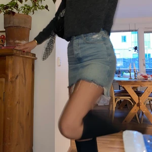 Jens kjol - Super fin jeans kjol som inte längre kommer till användning. Sitter som en smäck och jag brukar ha 36/38 i jeans. Nypris: 350kr❤️‍🔥❤️‍🔥❤️‍🔥