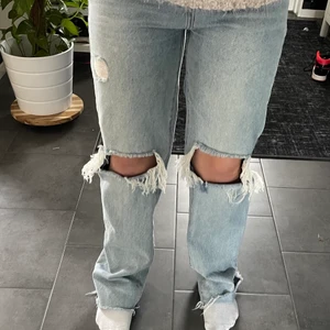 Straight jeans - Säljer dessa straight jeans från pretty little thing. Samma modell som dessa på modellen men annan färg som jag säljer. Storlek 36-38. Knappt använda. Nypris 400 plus frakt, helt slutsålda i den färgen jag säljer. Fler bilder kommer snart